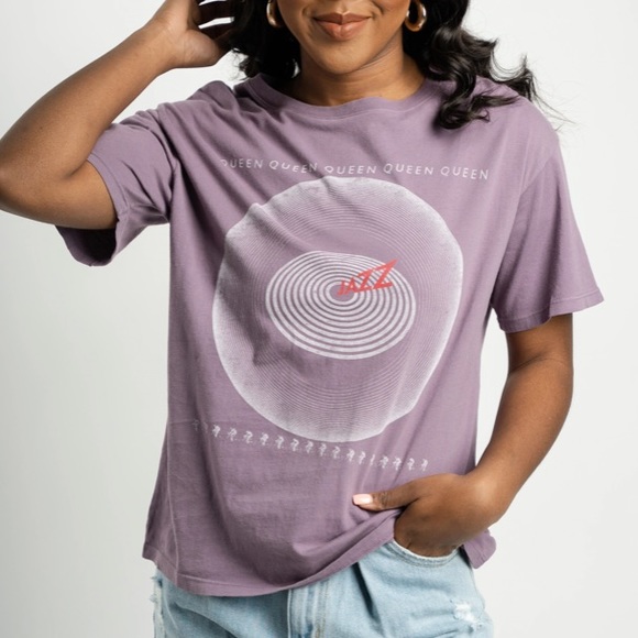 Daydreamer Tops - Daydreamer Queen Jazz Graphic Tee in Purple Sage